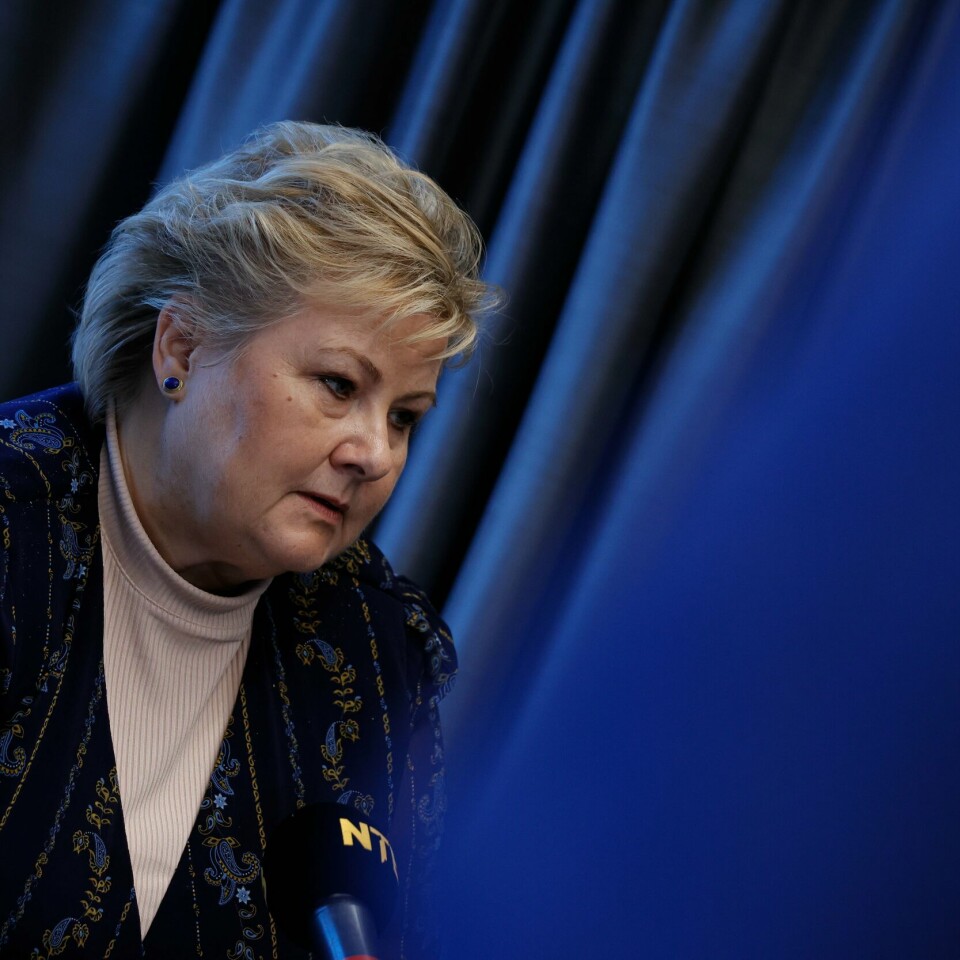 POLITIKK: Flere mener Erna Solberg bør trekke seg som Høyre-leder. – Det er ingen tvil om at et så stort medietrykk som det har vært rundt dette helt sikkert påvirker noen velgere., sier Høyre-leder Erna Solberg. Her under et intervju om avsløringene av ektemannen Sindre Finnes aksjehandler. Foto: Emilie Holtet / NTB