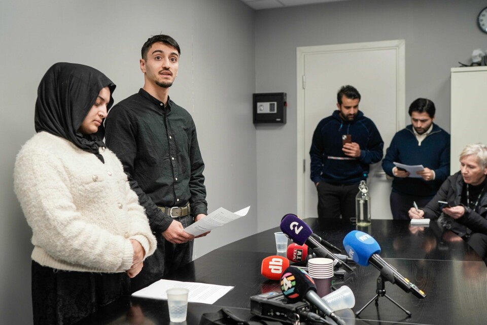 SNAKKET: Spogmai Jabarkhil og Osman Rahmani er slektninger av den drepte Farid Rahmani. De holdt pressekonferanse i Al Noor-Moskéen på Skui fredag. Spogmai Jabarkhil og Osman Rahmani, som er slektninger av den drepte Farid Rahmani, holder pressekonferanse i Al Noor-Moskéen på Skui fredag. Foto: Cornelius Poppe / NTB