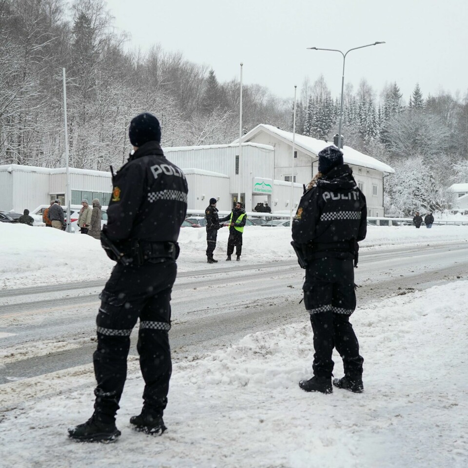 POLITI: Politiet er synlig ved Al Noor-Moskéen fredag. Politiet er synlig til stede ved Al Noor-Moskéen på Skui i forbindelse med minnestunden til Farid Rahmani som ble drept på en buss i Bærum 22. desember 2023. Foto: Cornelius Poppe / NTB