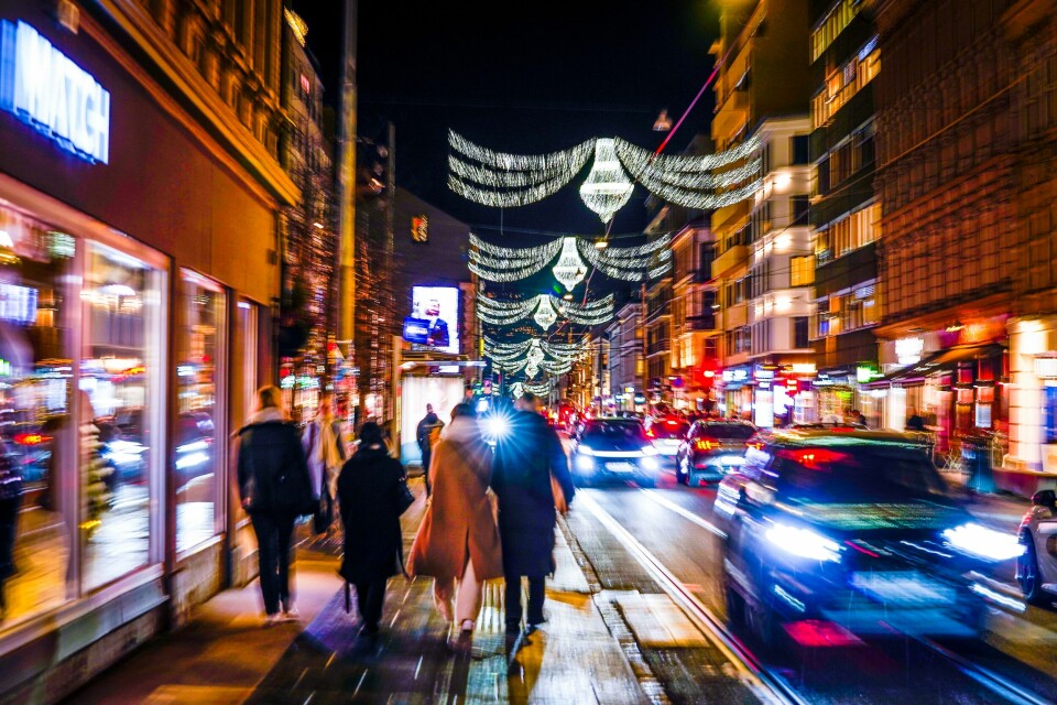 JUL: Jula er en tid for familie og feiring. Flere kjenner på ensomhet under høytida. JULEGATE: Bogstadveien er en av mange handlegater som pynter seg til jul. Foto: Lise Åserud / NTB