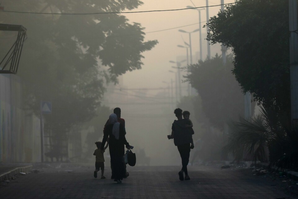 PAUSE: Det blir pause i krigen på Gaza, ifølge en avtale. Bildet viser palestinere som flykter fra Nasser-bydelen i Gaza by etter et israelsk luftangrep onsdag. Foto: Abed Khaled / AP / NTB