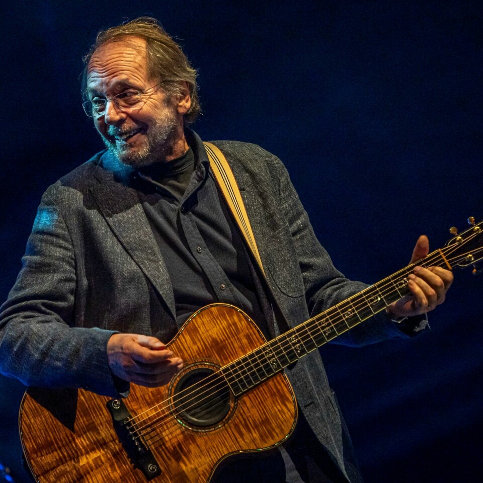 FOLKEKJÆR: Ole Paus var en folkekjær musiker. Han døde natt til tirsdag på Drammen sykehus. Bildet viser Ole Paus som spiller gitar og smiler.