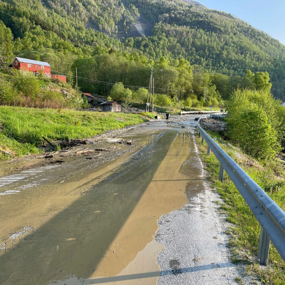 STENGT: Fylkesvei 55 er stengt på grunn av ras og flom. Bildet viser flom over fylkesvei 55 i Luster i Vestland fylke.