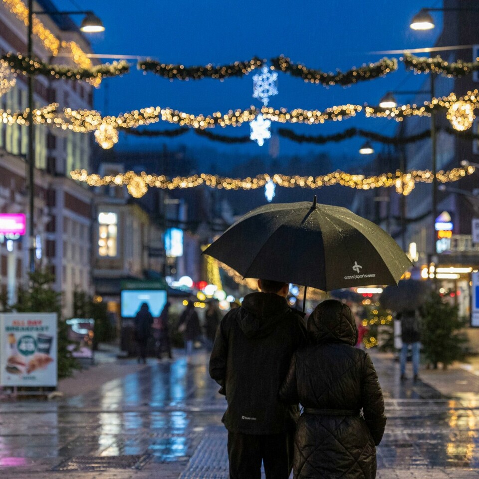 VÆR: Det er meldt plussgrader og regn i store deler av landet den neste uken. Julegatelys kan være en god trøst en grå novemberdag. Både i Kristiansand og ellers på Sør- og Østlandet blir det fortsatt grått. Foto: Tor Erik Schrøder / NTB