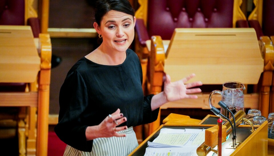 VIL KUTTE: Regjeringen vil kutte i stipend til elever på folkehøgskole. Mange frykter at det vil føre til færre elever på skolene. Men kunnskapsminister Kari Nessa Nordtun forsvarer forslaget.