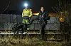 Bildet viser en politibetjent med hund. Politiet undersøker omstendighetene etter at to tog tirsdag kveld kjørte på gjenstander som var lagt på jernbanelinjen ved Elveveien mellom Larvik og Sandefjord.