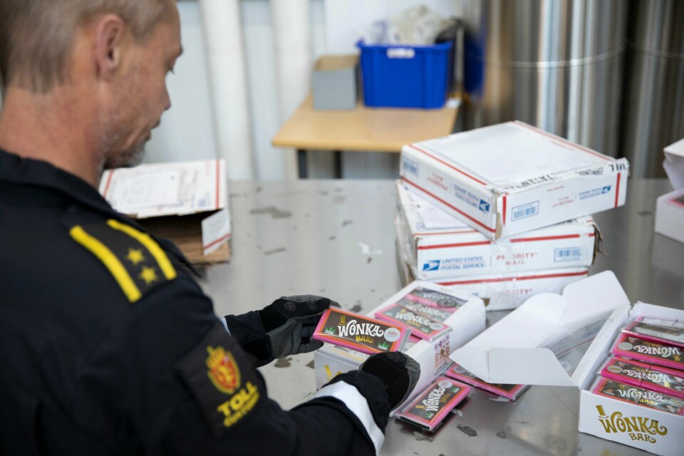 SJOKOLADE: En toller viser frem sjokoladen som inneholder narkotika. Bildet viser en toller som viser holder sjokoladeplaten som inneholder narkotika.