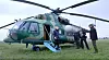 Russlands president Vladimir Putin stiger ut av et militært helikopter i en video fra russisk TV. Foto: AP / NTB