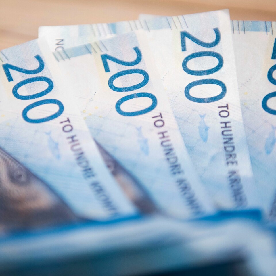 SKATT: For å betale riktig skatt i 2024 må du sjekke skattekortet ditt. Nå sender Skatteetaten det ut. Bildet viser norske tohundrelapper. Foto: Jon Olav Nesvold / NTB