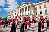 Bildet viser 17. mai-tog ved Slottsplassen. Foto: Frederik Ringnes / NTB