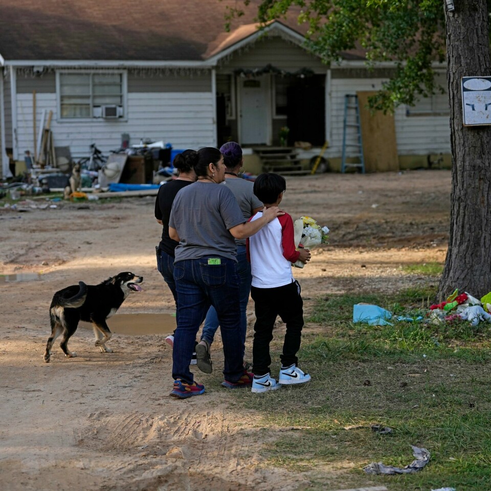 TEXAS: Naboene til de fem drepte i skytingen i Texas la mandag ut blomster foran huset de bodde i. Tirsdag ble den mistenkte drapsmannen pågrepet. Bildet viser naboene til de fem drepte i skytingen i Texas. De la ut blomster foran huset de bodde i. Tirsdag ble den mistenkte drapsmannen pågrepet.