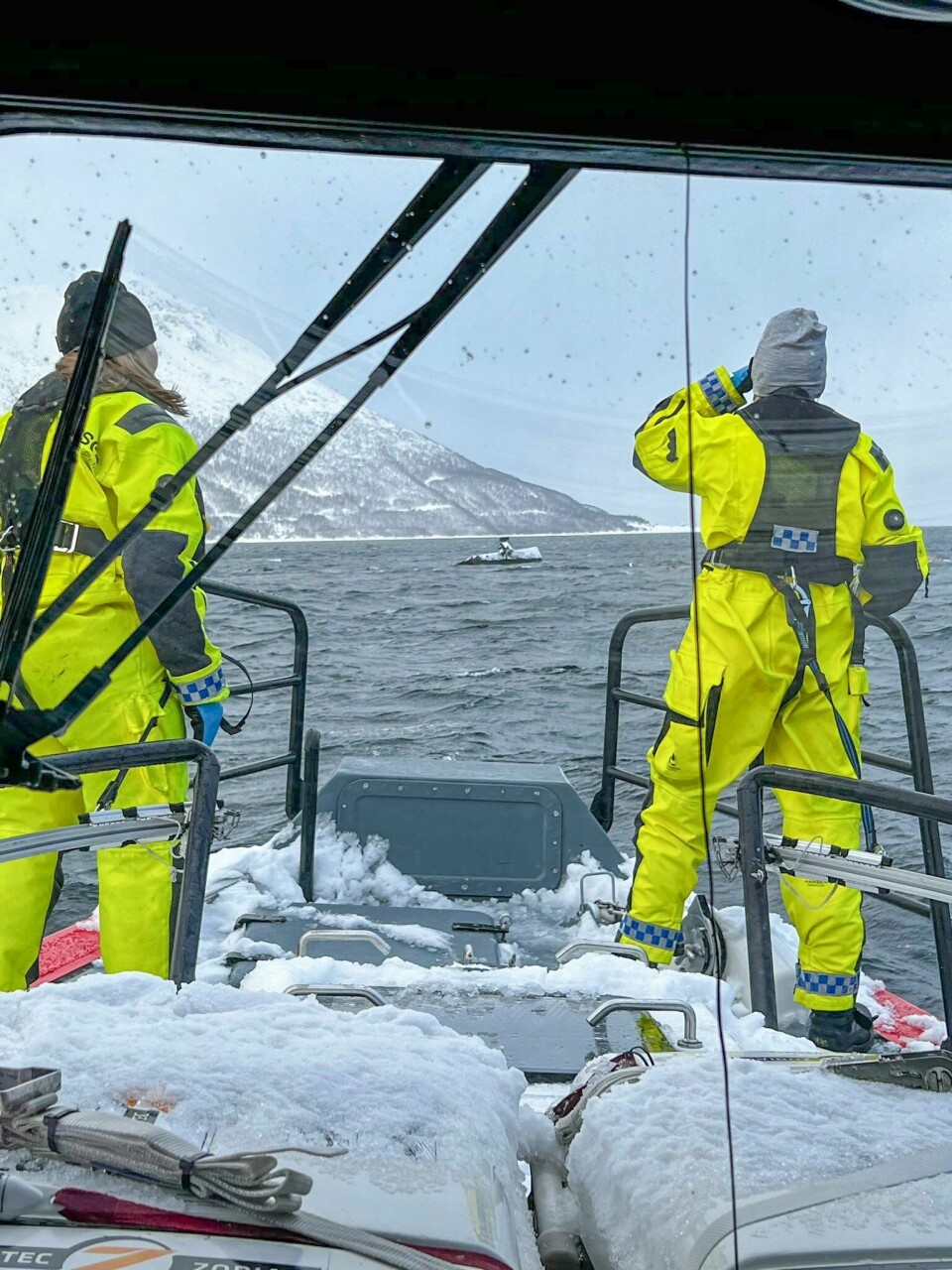 SKRED: To personer døde i skredet på Reinøya. Her er Redningsselskapet ute i båt og hjelper til. Redningsselskapet er ute i båt og hjelper til forbindelse med raset på Reinøya. To personer er bekreftet omkommet. Foto: Redningsselskapet ved redningsskøyta Bergesen D.y. / NTB