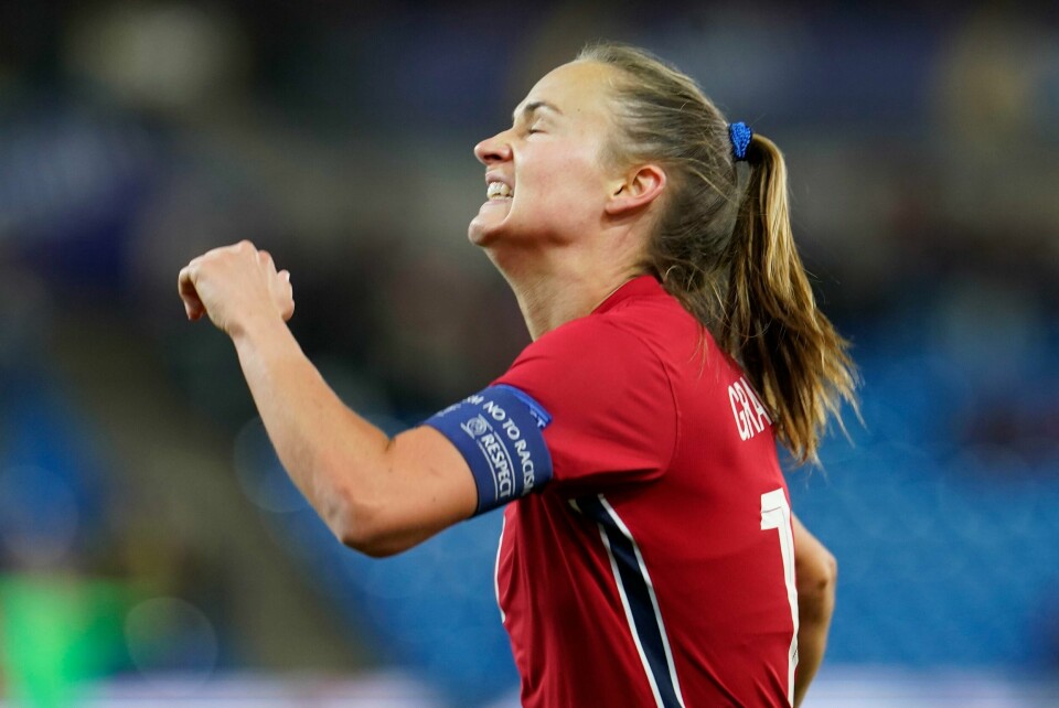 VANT: Caroline Graham Hansen vant prisen som årets norske spiller for tredje gang. Hun får prisen for andre året på rad. Det gjør også Erling Braut Haaland. Bildet er av Caroline Graham Hansen i rød landslagsdrakt. Hun har kapteinsbind på armen. Foto: Terje Bendiksby / NTB