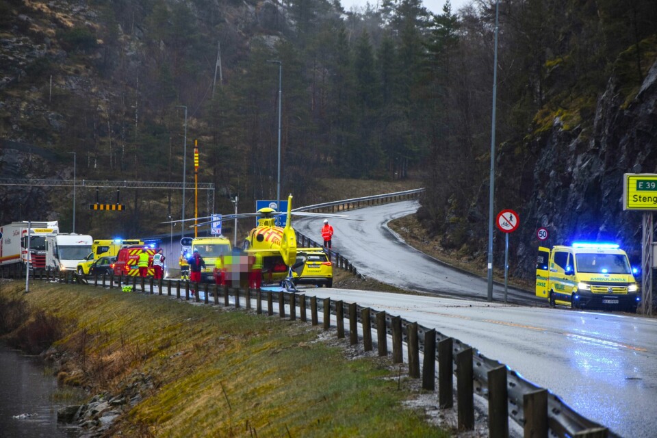 TRAFIKKULYKKE: Tre av de fem personene som var involvert i trafikkulykken i Flekkefjord mandag morgen, er alvorlig skadd. Tre av de fem personene som var involvert i trafikkulykken i Flekkefjord mandag morgen, er kritisk skadd. Foto: Anette Larsen Aass / Avisen Agder / NTB
