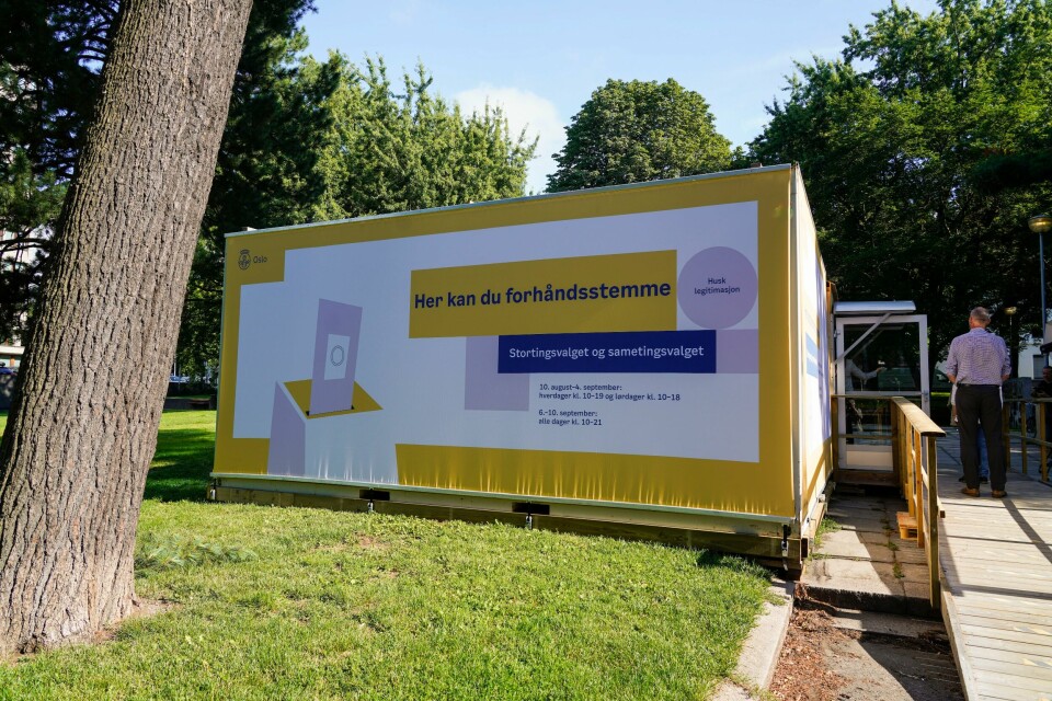 VALGLOKALE: I valglokalet kan du stemme på valgdagen. Du kan også stemme på forhånd. Bildet viser et valglokale fra stortingsvalget i 2021.