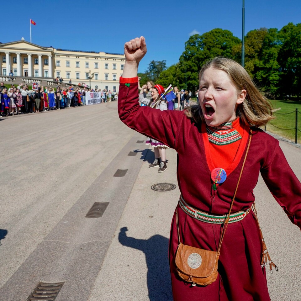 MARKERING: Maajja-Krihke Bransfjell på Slottsplassen for å markere at det er 599 dager siden Fosen-dommen. Maajja-Krihke Bransfjell på Slottsplassen for å markere at det er 599 dager siden Fosen-dommen. Foto: Lise Åserud / NTB