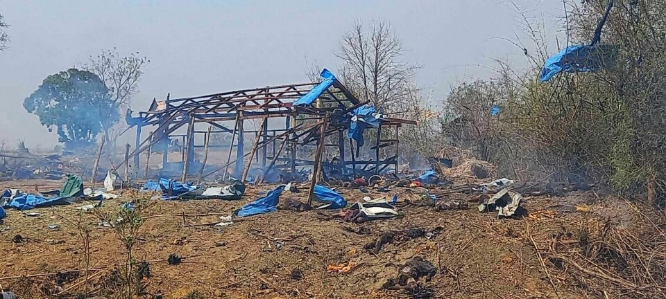 ANGREPET: Militærjuntaen i Myanmar angrep en landsby med fly. Slik så det ut etter angrepet. Aktivistgruppen Kyunhla har delt ut dette bildet. De viser ødeleggelsene etter tirsdagens luftangrep. Foto: Kyunhla / AP / NTB Åstedet for et flyangrep mot en samling juntamotstandere i Myanmar, der nærmere 100 mennesker skal ha blitt drept. Foto: Kyunhla Activists Group via AP / NTB