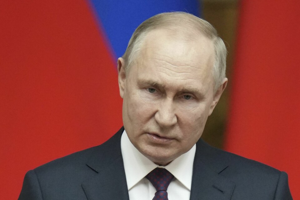 KRIG: Russlands president Vladimir Putin anklages for å ha tatt ukrainske barn. Russlands president Vladimir Putin er etterlyst av Den internasjonale straffedomstolen i forbindelse med at Russland anklages for å bortføre ukrainske barn. Foto: Alexei Danichev, Sputnik, Kreml Pool Photo via AP / NTB