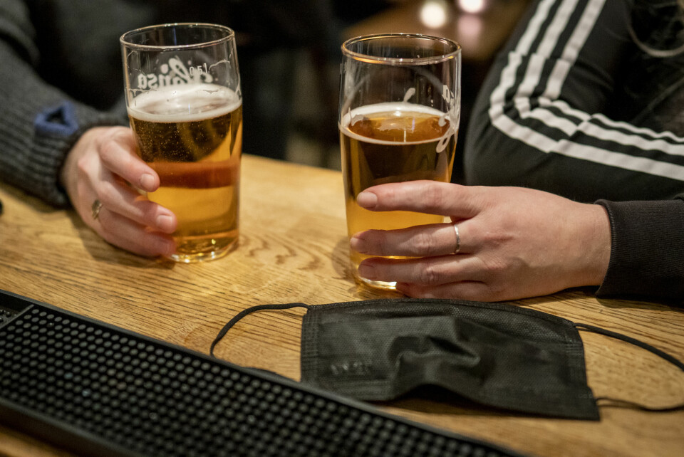 ALKOHOL: I Norge åpner regjeringen for å oppheve skjenkeforbudet. I Sverige blir reglene strengere. 90 prosent av fjorårets permitteringsvarsler for serveringsbransjen i Bergen, kom i desember, samme måned som skjenkestoppen ble innført.Foto: Heiko Junge / NTB