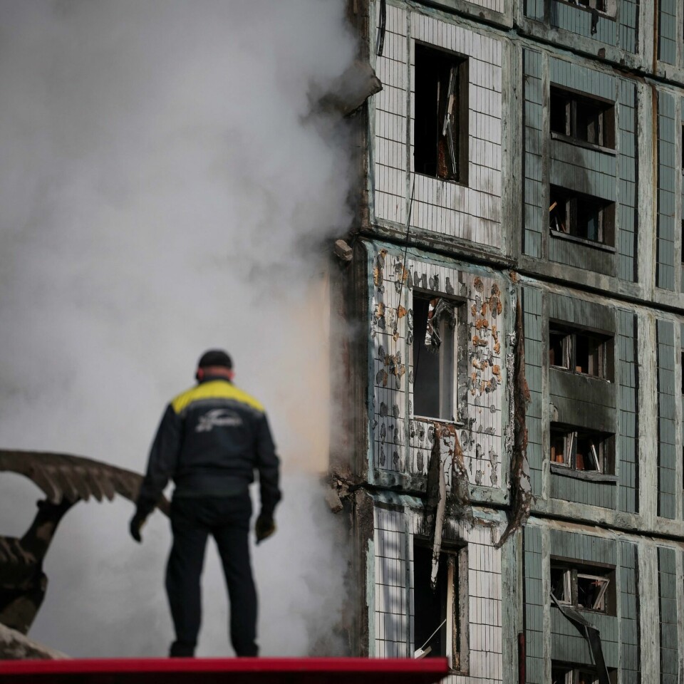 UKRAINA: Fire mennesker er drept i byen Uman i Ukraina. I tillegg er flere mennesker såret. En russisk rakett traff en boligblokk. Bildet viser et bygg som er skadet etter å ha blitt truffet av en russisk missil.