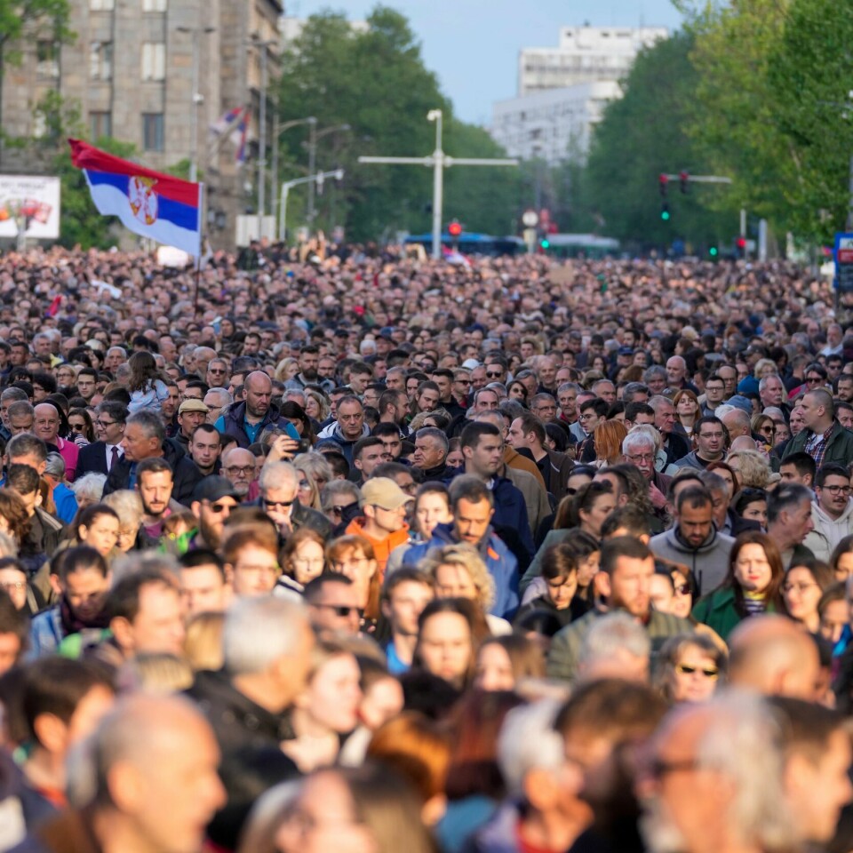 DEMONSTRERTE: Flere tusen mennesker demonstrerte i Serbia mandag. De sier nei til vold. Bildet viser flere tusen demonstranter i Beograd i Serbia.