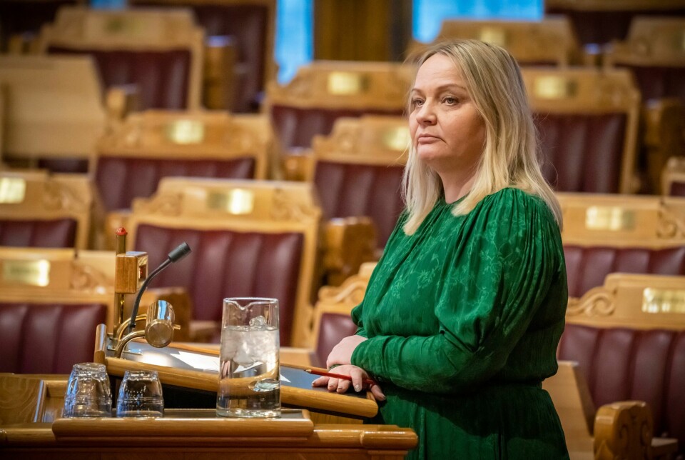 TRANSPORT: Mona Fagerås mener saken er trist. Hun er politiker for partiet Sosialistisk Venstreparti. SVs samferdselspolitiske talsperson, Mona Fagerås, kaller saken både hårreisende og trist. Hun mener samferdselsminister Jon-Ivar Nygård (Ap) må stoppe togkjøpet. Foto: Ole Berg-Rusten / NTB