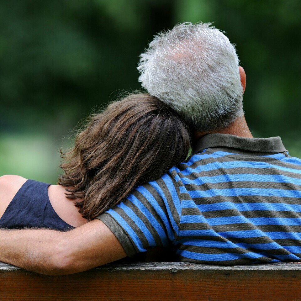 ALDER: Med alderen er det vanlig at håret blir tynnere og gråere. Men hvorfor blir noen hår grå, mens andre beholder farge, selv på samme hode? Illustrasjonsfoto. Med alderen er det vanlig at håret blir tynnere og gråere. Men hvorfor blir noen hår grå, mens andre beholder farge, selv på samme hode? Illustrasjonsfoto: Frank May / NTB