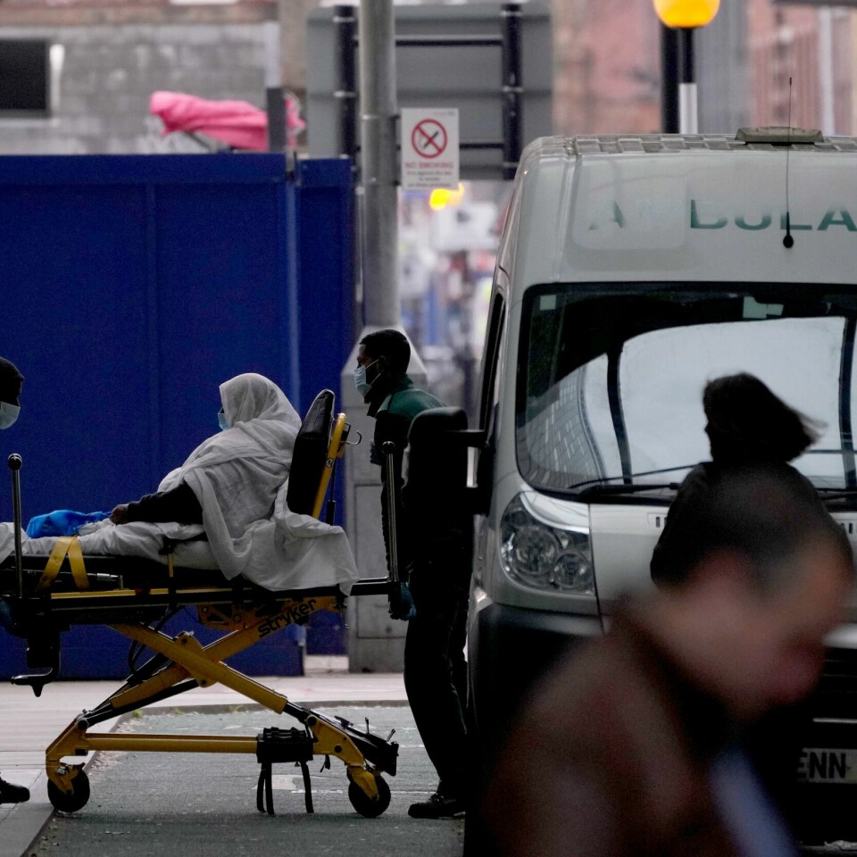 KRISE: Mange steder i England blir det meldt om krise på sykehusene. Nå skal forsvaret hjelpe til. Bildet er av en pasient fraktes på tralle utenfor Royal London Hospital. Foto: Matt Dunham / AP / NTB