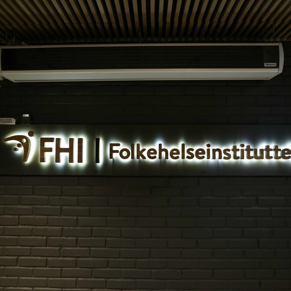 DØDSFALL: Flere døde i Norge i fjor. Sammenlignet med 2021. Bildet viser logoen til Folkehelseinstituttet (FHI).