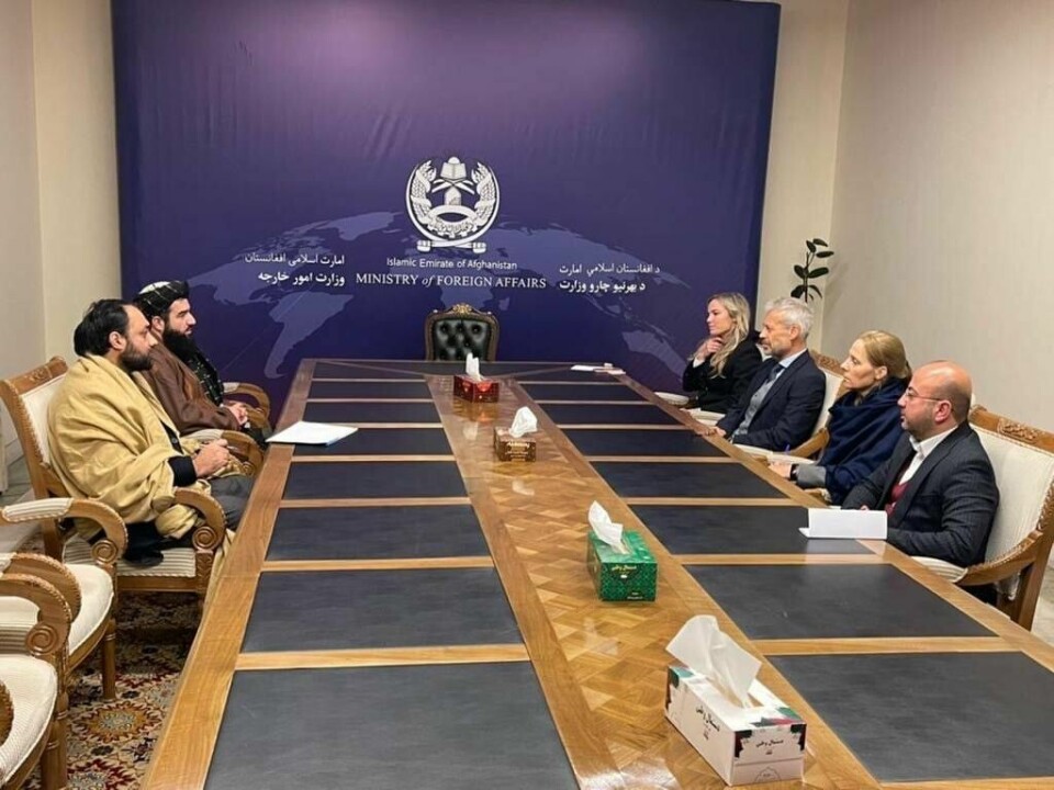 MØTE: Her blir de norske møtene avtalt med Taliban forrige uke. En norsk delegasjon med ambassadør Ole A. Lindeman (nr. tre fra høyre) i spissen, var mandag i møte med representanter for Taliban i Kabul. Foto: UD / NTB