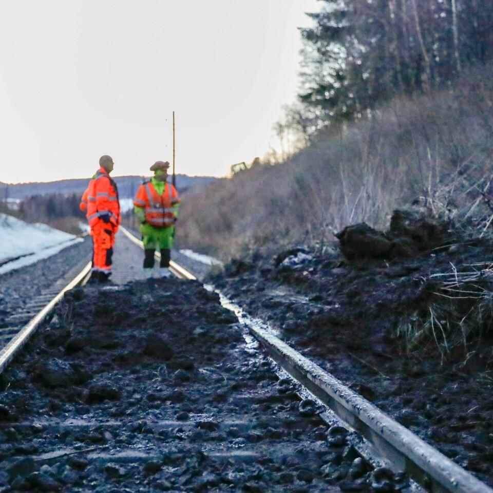 I PÅSKEN: Også i påsken ødela været for togtrafikken på Dovrebanen. Her undersøker geologer et jordskred. Det gikk over skinnene mellom Brumunddal og Moelv. Bildet viser geologer som undersøker et ras.