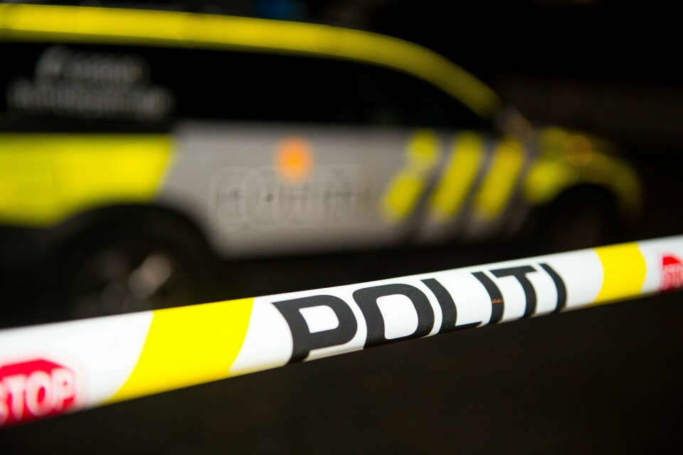 NOTODDEN: En kvinne ble knivstukket i Notodden sentrum søndag kveld. Politisperring på stedet der det har vært en alvorlig voldshendelse nær Sandnes sentrum. En person er pågrepet etter hendelsen.Foto: Carina Johansen / NTB