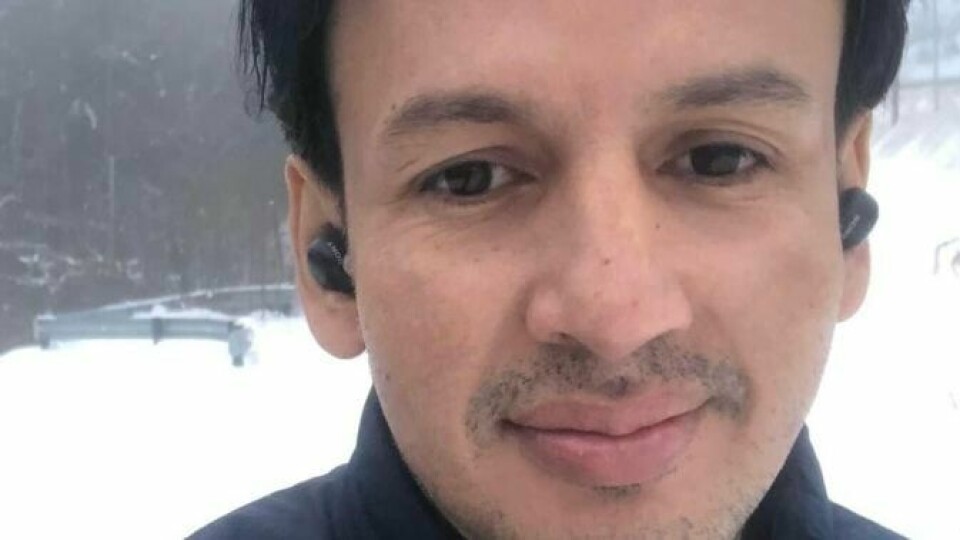 MENING: Miguel Pesantes synes det har vært vanskelig å flytte til Norge, men han tenker positivt. Miguel Pesantes tar et selfie. Han er ute i snøværet. Han smiler til kamera. Han har mørkt hår og blå jakke.