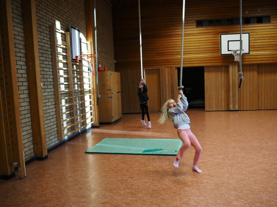 LEK: Disse elevene har gått på skole like lenge som det har vært pandemi. Vil det påvirke dem i framtida? Foto: Bildet viser barn i en gymsal.
