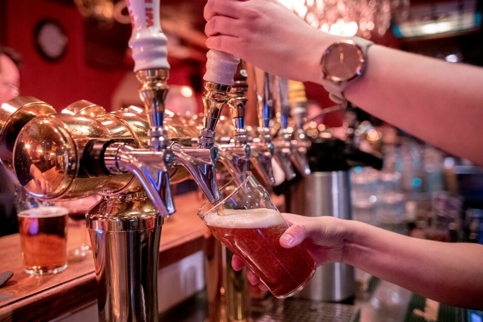 ØL: Kan vi drikke øl til sent på natt framover? Eller vil regjeringen vente med å endre på den regelen. Det får vi vite tirsdag kveld. Skjenkerestriksjonene kan bli opphevet. I dag kan an servere alkohol fra til klokka 23. Foto: Javad Parsa / NTB