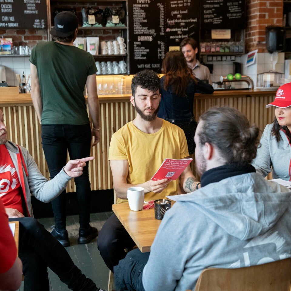PASSER PÅ: LOs sommerpatrulje passer på at arbeidsplasser følger loven. Bildet viser LOs sommerpatrulje på besøk hos Kulturhuset.