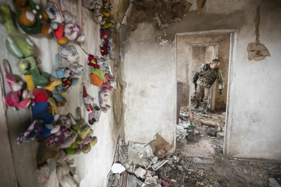 FORLATT: Flere hus er forlatt, ved grensen som skiller Ukrainas område fra Russlands område. Et forlatt hus ved frontlinjen øst i Ukraina. Foto: Andrij Dubtsjak / AP / NTB