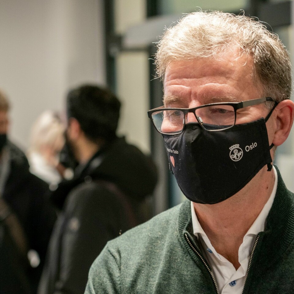KAPASITET: Helsebyråd Robert Steen mener PCR-testing må erstattes med hurtigtester innen mandag. Helsebyråd Robert Steen (Ap) sier at Oslo kommune ser ut til å kunne tilby alle over 18 år en tredje dose koronavaksine før februar. Foto: Heiko Junge / NTB
