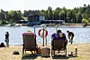 Bildet viser folk som koser seg på stranda i Bærum.