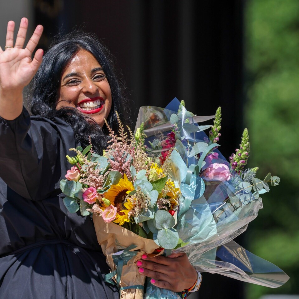 NY: Lubna Jaffery blir en del av regjeringen. Mange hadde møtt opp for å gi blomster til Jaffery, og hun måtte etter hvert få hjelp fra Støre til å holde alle bukettene. Foto: Geir Olsen / NTB