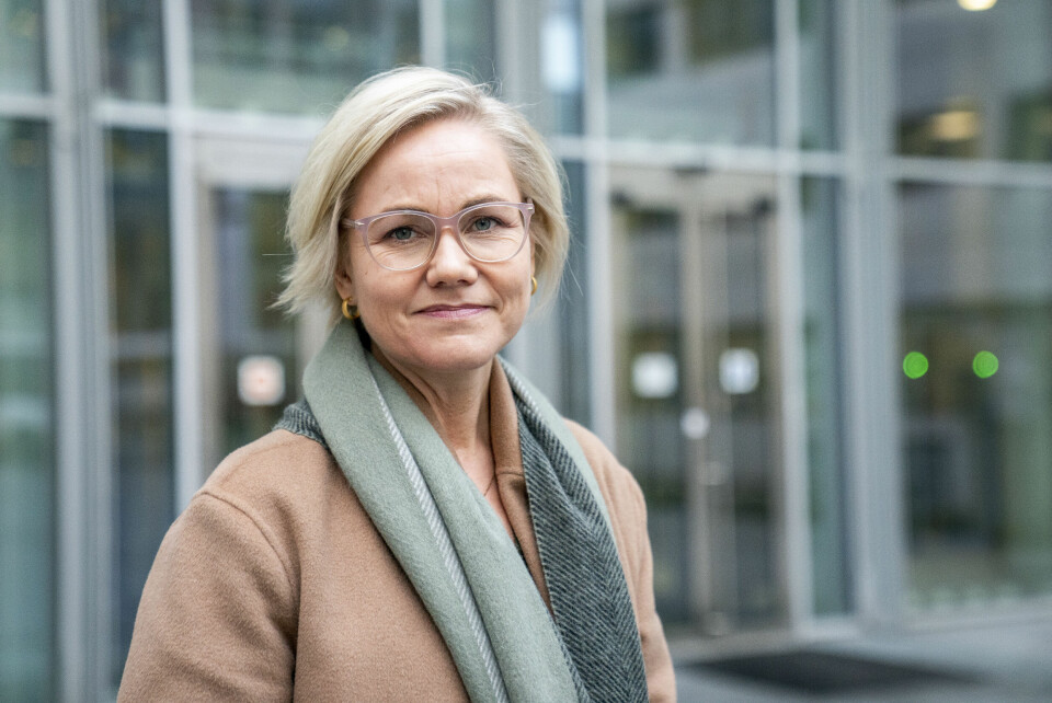 TALE: Ingvild Kjerkol skal holde tale om hva regjeringen ønsker og krever fra sykehusene det neste året. Bildet er av helseminister Ingvild Kjerkol. Hun står foran en bygning med glassfasade. Foto: Torstein Bøe / NTB