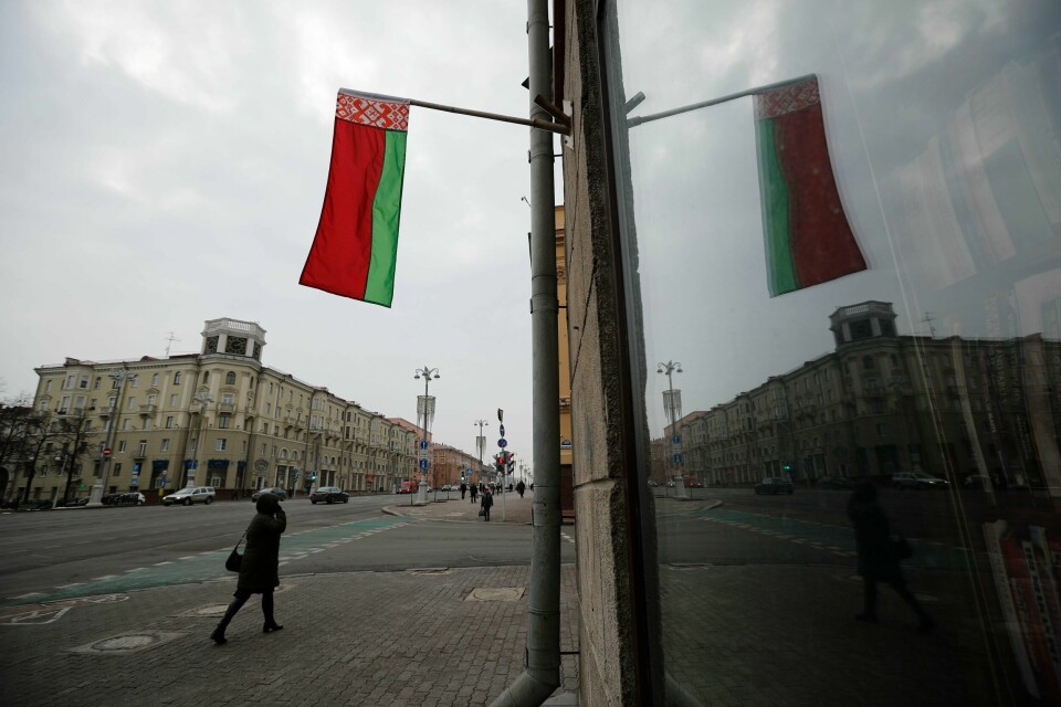 MINSK: UD har fra før bedt nordmenn unngå reiser til store deler av Hviterussland. Nå er rådet endret til å gjelde for hele landet. Bildet er av et hviterussisk flagg som henger i en gate i Minsk. Foto: Alexander Zemlianichenko Jr / AP / NTB