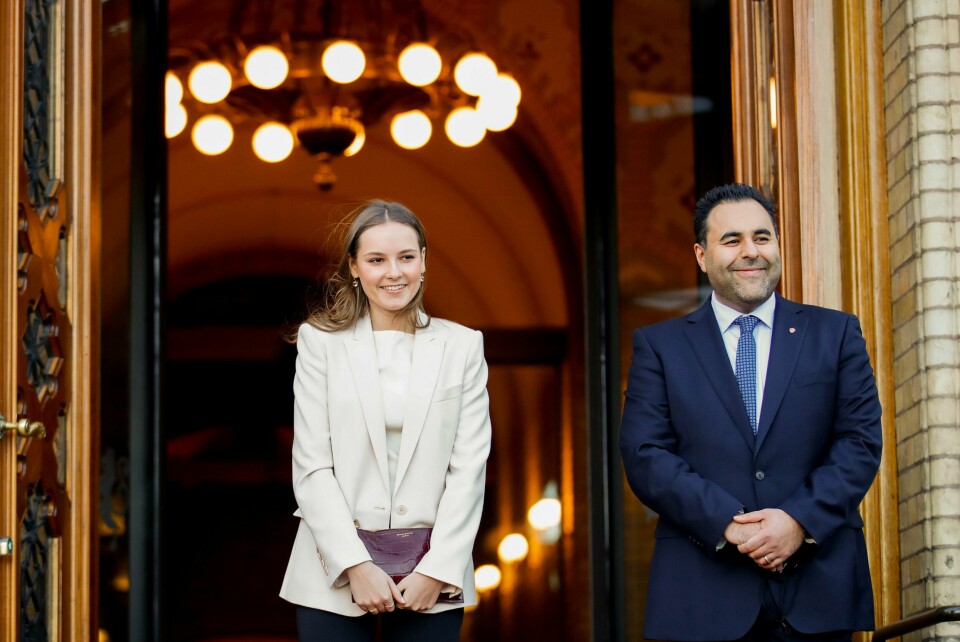 BESØK: Prinsesse Ingrid Alexandra besøkte Stortinget torsdag. Der tok president Masud Gharahkhani imot henne. Prinsessen fyller 18 år fredag. Bildet viser prinsesse Ingrid Alexandra som blir tatt imot av stortingspresident Masud Gharahkhani når hun ankommer til Stortinget på offisielt besøk i forbindelse med at hun fyller 18 år. Foto: Javad Parsa / NTB