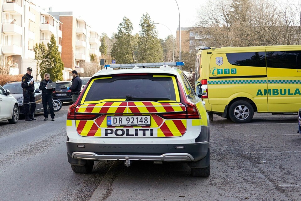 MANGLERUD: Politiet rykket ut til Manglerud i Oslo mandag. Der fant de en kvinne død. Bildet viser politifolk på Manglerud i Oslo mandag. Foto: Håkon Mosvold Larsen / NTB