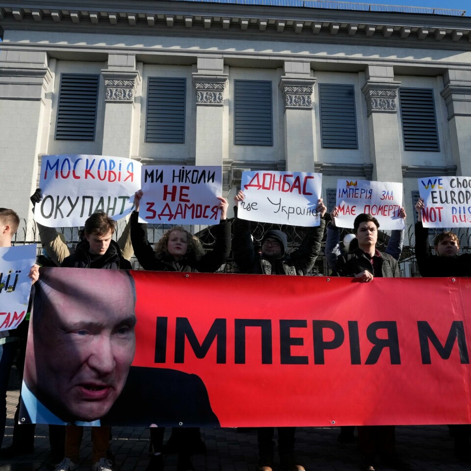 PROTEST: Folk i Ukraina har protestert mot Putin og Russland. De nekter for at Donbas er en del av Russland, og at det er en del av Ukraina. Russlands president kan trolig vente seg straff. Bildet er av demonstranter i Ukraina. De holder opp slagord mot Putin og Russland. Der står det at de aldri vil overgi seg, og at Donbas er Ukraina. De ønsker død over det russiske imperiet som de mener truer dem. De holder også opp et banner med bilde av Putin. Foto: Efrem Lukatsky / AP / NTB