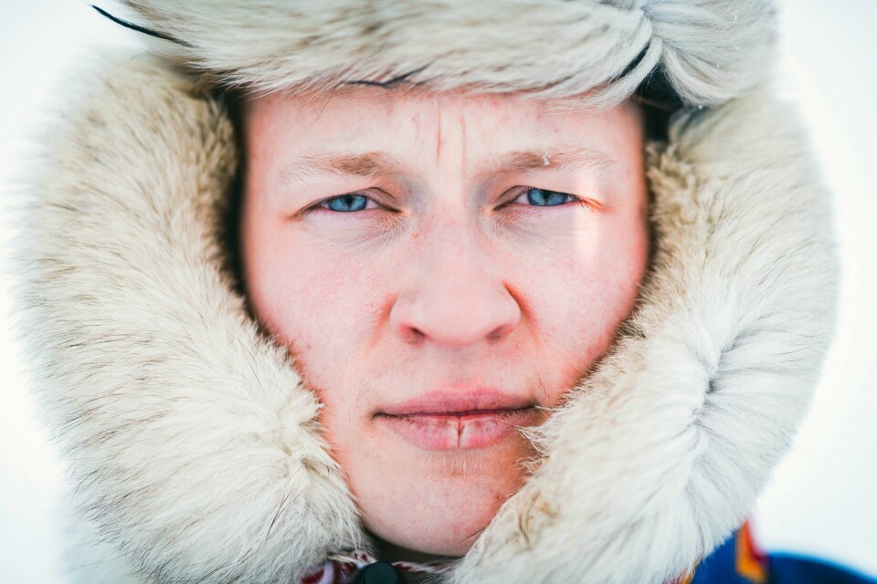 SAMISK: Emil Kárlsen lærte ikke samisk hjemme. Men nå kan han språket godt nok til å synge på samisk. Bildet viser Emil Kárlsen. Han har på seg en samisk lue.