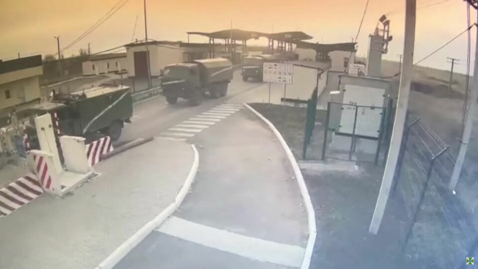 KRYSSER: Det har kommet militære kjøretøy til Ukraina fra flere kanter. Fra Hviterussland i nord, Krim-halvøya i sør og områder i øst som er kontrollert av opprørere. Bildet er fra en video som viser militære kjøretøy som kjører inn i Ukraina fra Krim-halvøya. Foto: State Border Guard Service of Ukraine / Reuters / NTB