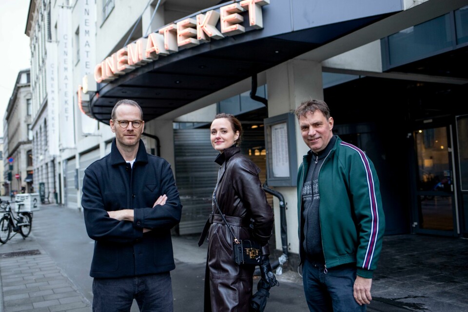 FILM: «Verdens verste menneske» er nominert til Oscar. «Verdens verste menneske»-produsent Thomas Robsahm (t.h.), her atskillig mer avslappet kledd enn Dior-antrukne Renate Reinsve, har prøvd seg i Oscar-racet med flere filmer før – men uttalte at Norge aldri har hatt en så stor sjanse for en Oscar før. Foto: Javad Parsa / NTB