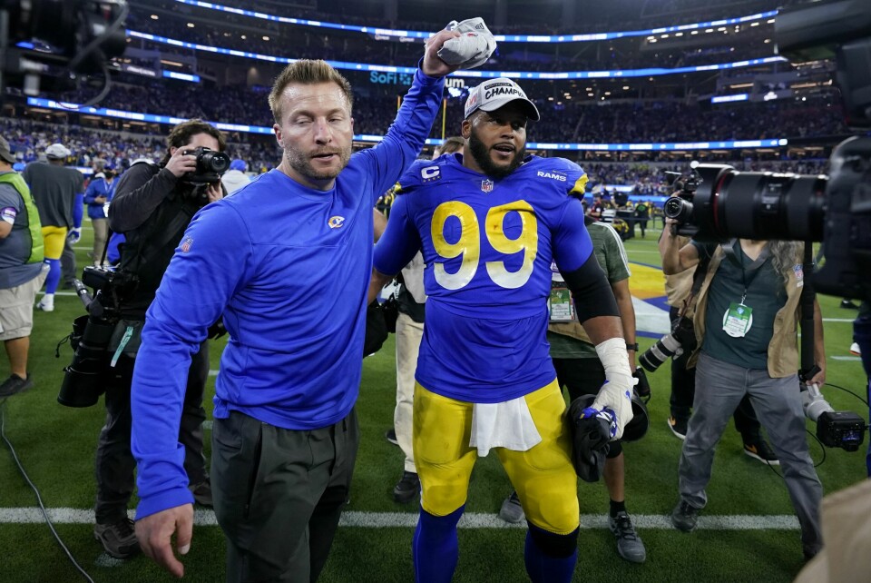SUPER BOWL: Los Angeles Rams er favoritt til å vinne årets Super Bowl. Los Angeles Rams er klare for Superbowl. Aaron Donald (t.h) var nok en gang sentral for laget fra Los Angeles i NFL-semifinalen mot San Francisco 49ers. Foto: Marcio Jose Sanchez / AP / NTB