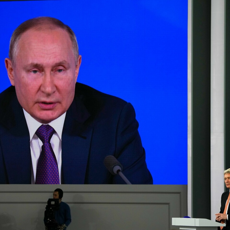 VÅPEN:Dmitrij Peskov sier at Russland har ingen planer om å bruke atomvåpen. Her er Vladimir Putin og Peskov fra en årlig konferanse i Moskva i Russland. Kremls talsmann Dmitrij Peskov (til høyre) lytter til sjefen, Russlands president Vladimir Putin, på en pressekonferanse i Moskva i desember. Foto: Aleksander Zemlianitsjenko / AP / NTB